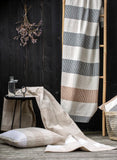 Schön dekorirte Decken und Kissen aus der Blockdruckserie in warmen Erdtönen, von David Fussenegger