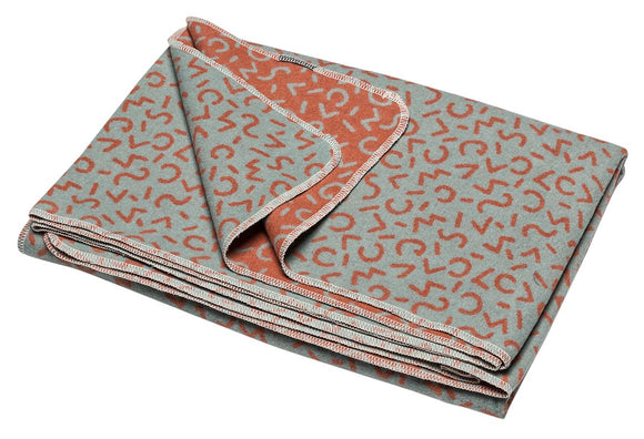 Baumwolldecke Silvretta mit Taupe-Orangetönen und kleinen graphischen Mustern 