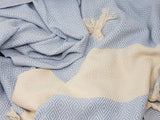 Babyblaues Baumwolltuch mit graphischem Muster und breitem weißen Streifen