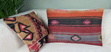 orientalische Bodenkissen mit Mustern und Streifen auf Sofa