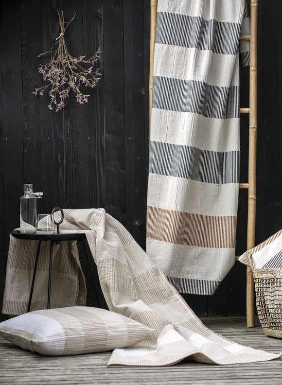 Decken und Kissen in schönen Naturtönen von David Fussenegger