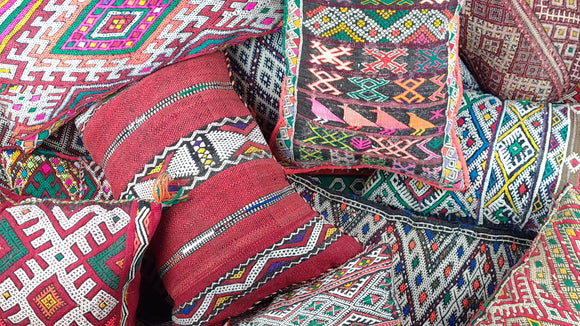 Viele schöne farbige marokkanische Kelimkissen.