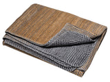 Eine Decke mit mit Farbverlauf von Senfgelb zu Grau von David Fussenegger, produziert in Österreich