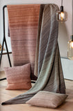 Decken und Kissen von David Fussenegger mit Farbverlauf schön dekoriert