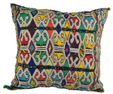 Berberkissen mit kräftigen Farben und staren Mustern