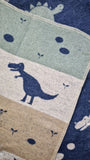 Nahaufnahme von lustigem T-Rex in blau auf weißem Hintergrund