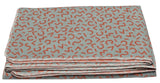 Baumwolldecke von Davidfussenegger in Taupe-Orangetönen und fwinem graphischen Muster