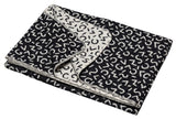 Silvretta- Baumwolldecke mit Spiegeltechnik gewebt, schwarz-weiße Grundfarbe mit kleinem graphischen Muster und Doublefaceoptik