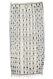 Beni Ourain Teppich mit weißer Hochflorwolle und feinen schwarz gefärbten graphischen Ornamenten