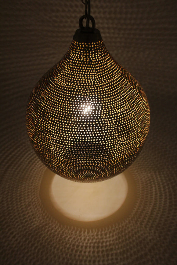 Fein gelochte Messinglampe in edler Rundkuppelform, handgefertigt in Ägypten