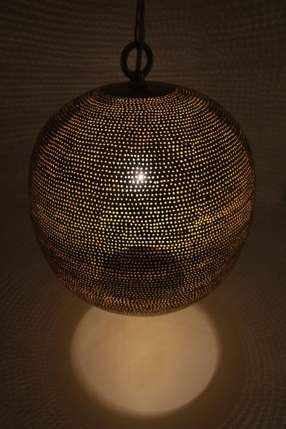 Wunderschöne runde Messinglampe aus Ägypte mit feinem Lochmuster, sie wirft einen zaubehaften Schatten an die Wand