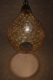 Orientalische Messinglampe mit grossen und kleinen handgebohrten Löchern für einen zauberhaften Schatten an der Wand