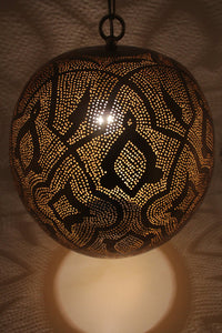 Runde ägyptische Hängelampe mit ausdrucksvollem orientalischem Muster, stimmungsvoll elektrifiziert für einen zauberhaften Schatten an der Wand