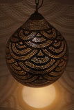 Orientalische Messinglame mit handgelochtem Muschelmuster, sie wirft ein wunderbares Muster in den Raum