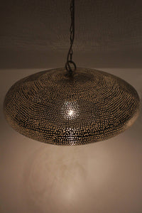 Orientalische Hägelampe mit vielen kleinen Handgestanzten Löchern mit Ufoform, sie wirft einen träumerischen Schatten an die Wand