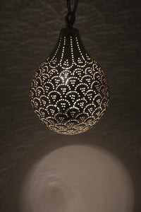 HANDGELOCHTE KLEINE messinghängelampe mit feinem orientalischem Mustervund Silberlegierung, sie wirft ein romantisches Muster an die Wand