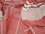 Rotes Hamamtuch mit unterschiedlich breiten weißen Streifen und dünnen Fransen