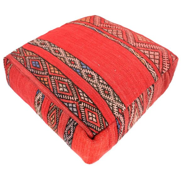 Vintage Berbersitzkissen aus altem rotem Kelim mit Streifen von aufgestickte, bunten Berbermuster