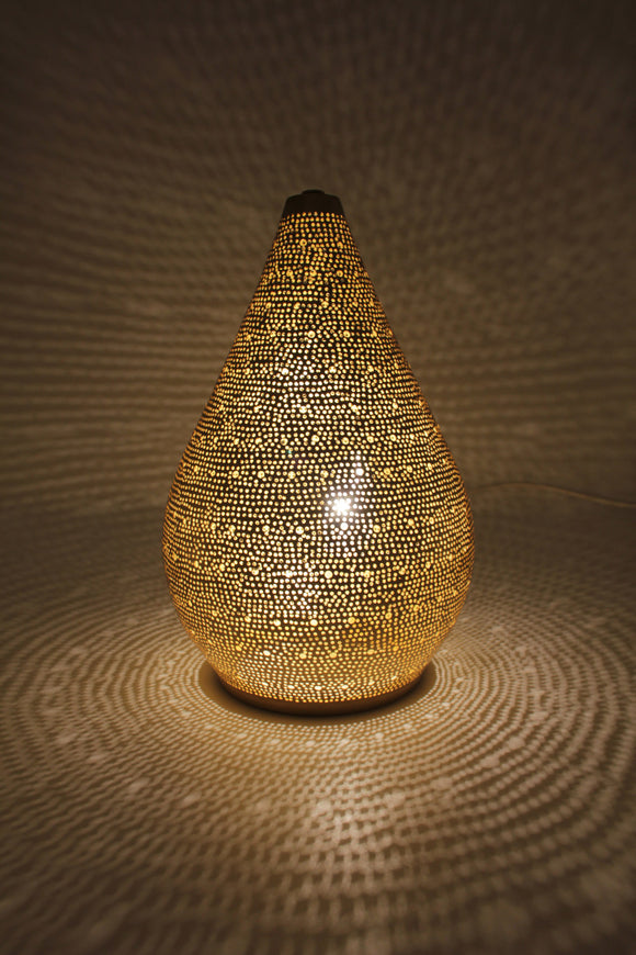 Messing-Tischlampe aus Ägypten, mit feinem Lochmuster, sie wirftxeinen athmosphäre schaffenden Schatten an die Wände