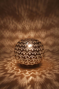orientalische Tischlampe aus Messing mit feinem Wellenmuster