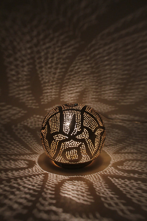 kleine runde Messinglampe mit kunstvoll eingestanzten orientalischen Muster, sie wirft einen tollen Schatten an die Wand