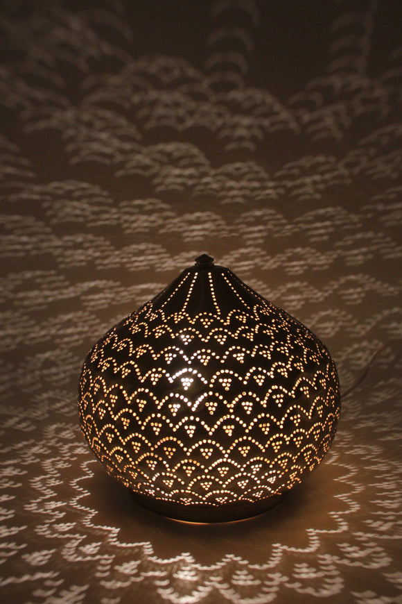 Tischlampe aus Messing mit Silberlegierung mit filigranem orientlischen Muster 