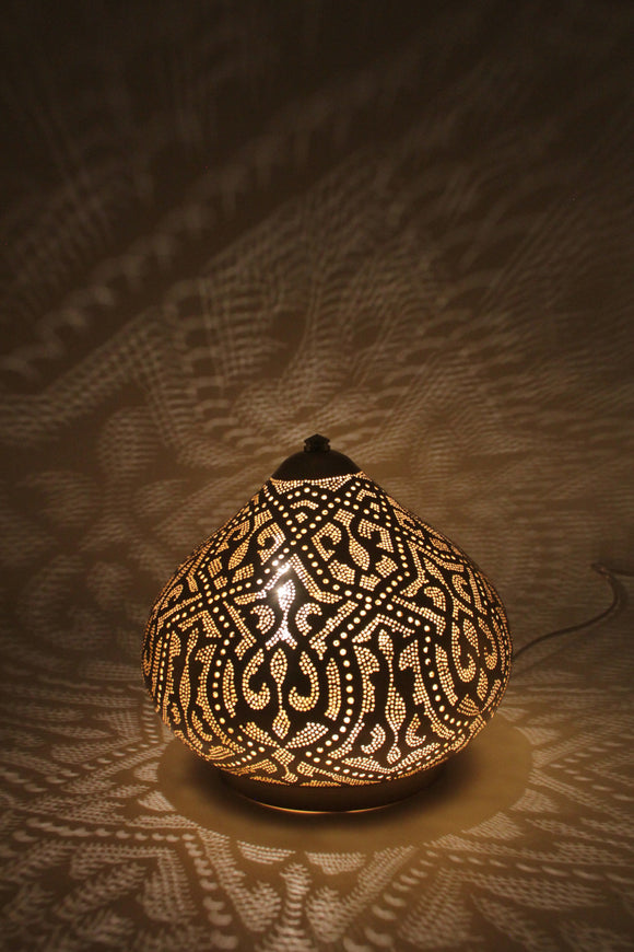 Wunderschöne Tischlampe aus Messing. Sie hat sehr kleine Löcher und ein charaktervolles orientalisches Muster