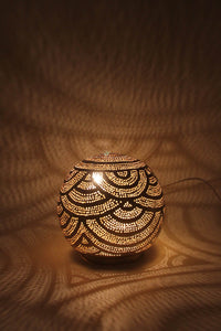 kleine runde Messinglampe mit eingestanztem Muschelmuster