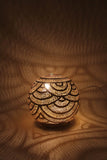 kleine runde Messinglampe mit eingestanztem Muschelmuster