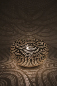 Ägyptische Tischleuchte, bauchige Form mit Muschelmuster, Silberlegierung, Kunsthandwerk