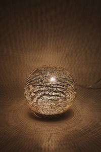 Kleine runde Tischlampe aus Messing handgebohten filigranen Löchern, sie wirft einen träumerischen Schatten an die Wand