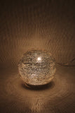 Kleine runde Tischlampe aus Messing handgebohten filigranen Löchern, sie wirft einen träumerischen Schatten an die Wand