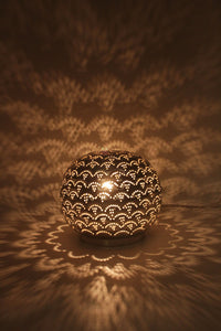 Kleine runde Tischlampe aus Messing mit Silberlgierung und Muschellochmuster