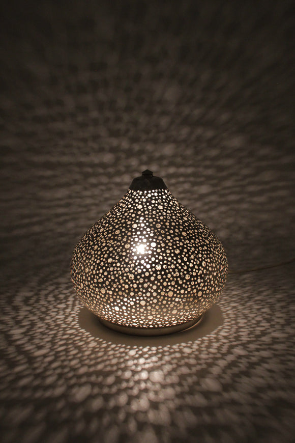 Messinglampe mit Silberlegierung und unterschiedlich großen gestanzten Löchern die einen schönes Muster an die Wand zaubern