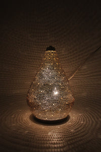 Schöne, tropfenförmige Tischlampe aus Messing, fein gelocht, hier und da ein größeres Loch