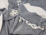 Saunatuch mit schwarz-weißem Rautenmuster und breitem weißen Streifen