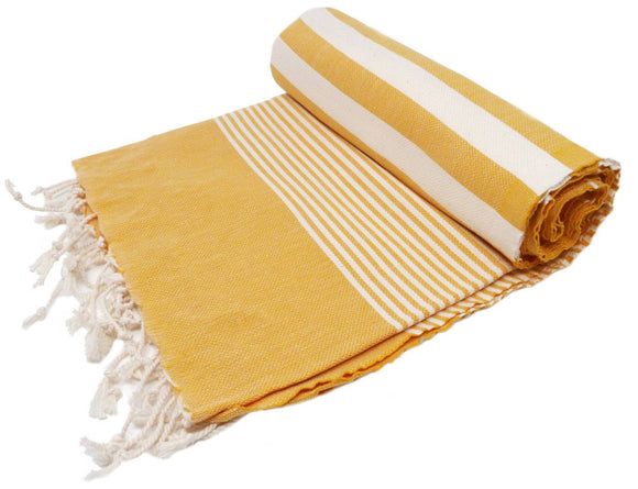 Maisgelbes Badetuch mit schmalen und breiteren Streifen in weiß  und Fransen