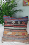 Verblichenes Kilimkissen mit bunten streifen auf Sofa dekoriert