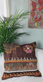 Orientalisches Sofakissen in Braun mit Blume und ornamenten auf weissem Sofa mit Bild