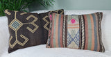 Zwei orientalische Kilimkissen in braun-pastelltoenen auf Sofa