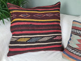 Zwei orientalische Kelimkissen mit Mustern und Streifen auf Sofa