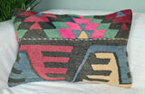 Kelimkissen auf weissem sofa