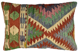 laengliches Sofakissen aus Kilim mit gruen-orange-Toenen