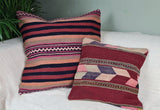 zwei orientalische Sofakissen dekoriert auf weissem Sofa