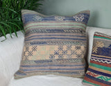 Zwei Kelimkissen in Blau-Lila mit streifen und ornamenten auf sofa