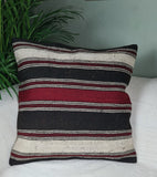 schwarz-weiss-rot-gestreiftes Kelimkissen auf sofa mit palmw