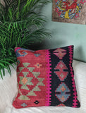 Pink-schwarzes orientalisches Kelimkissen auf sofa