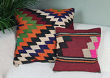 zwei Kilimkissen mit Mustern auf Sofa
