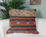 Orientalisches Bodenkissen im Vintagestil auf sofa mit Palme