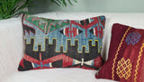 zwei Vintagekissen auf weissem Sofa